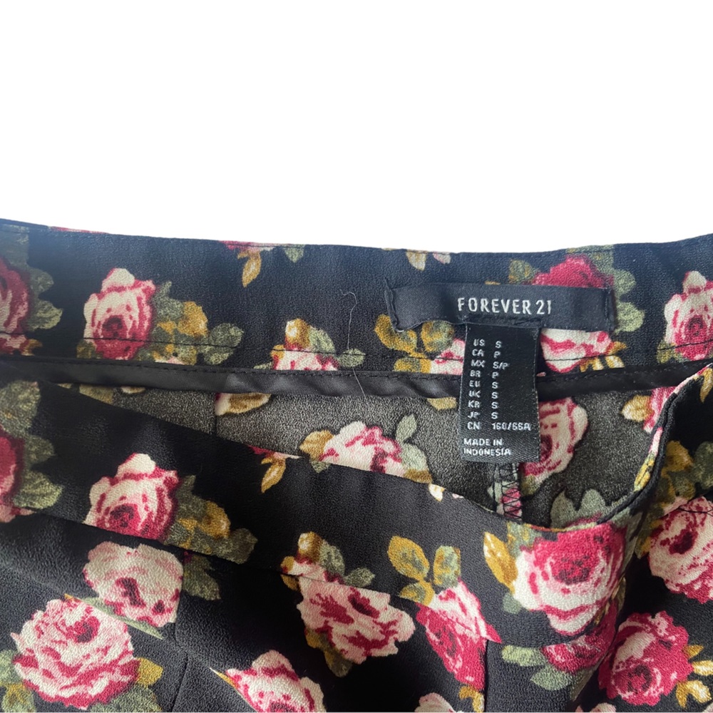 Vintage Forever 21 Flower Shorts - Picture 3 of 3